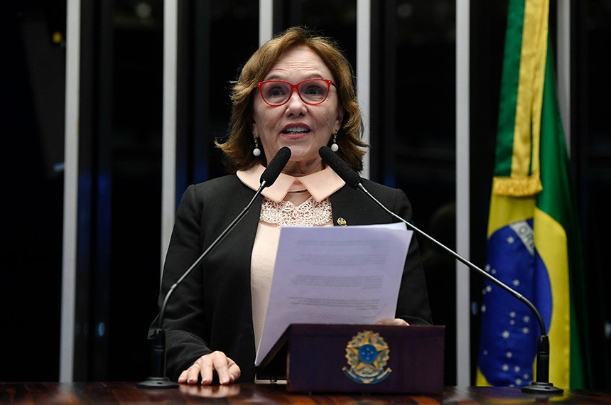 À tribuna, em discurso, senadora Zenaide Maia (PSD-RN). 