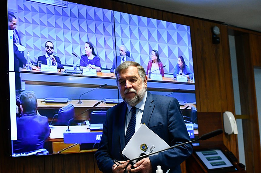 Senador Flávio Arns (PSB-PR) chega à sala de comissões.