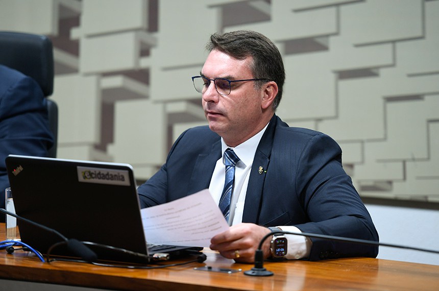 À mesa, em pronunciamento, relator adoc, senador Flávio Bolsonaro (PL-RJ).