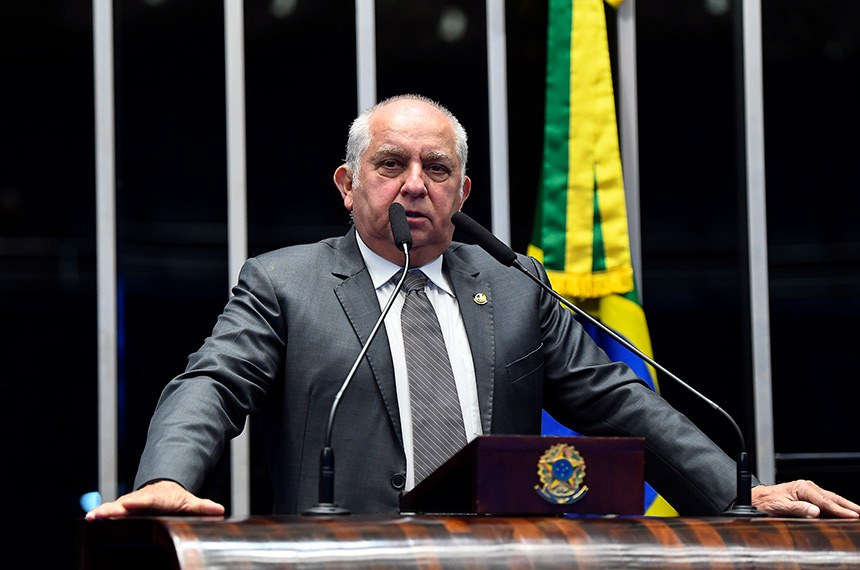 À tribuna, em discurso, senador Izalci Lucas (PSDB-DF). 