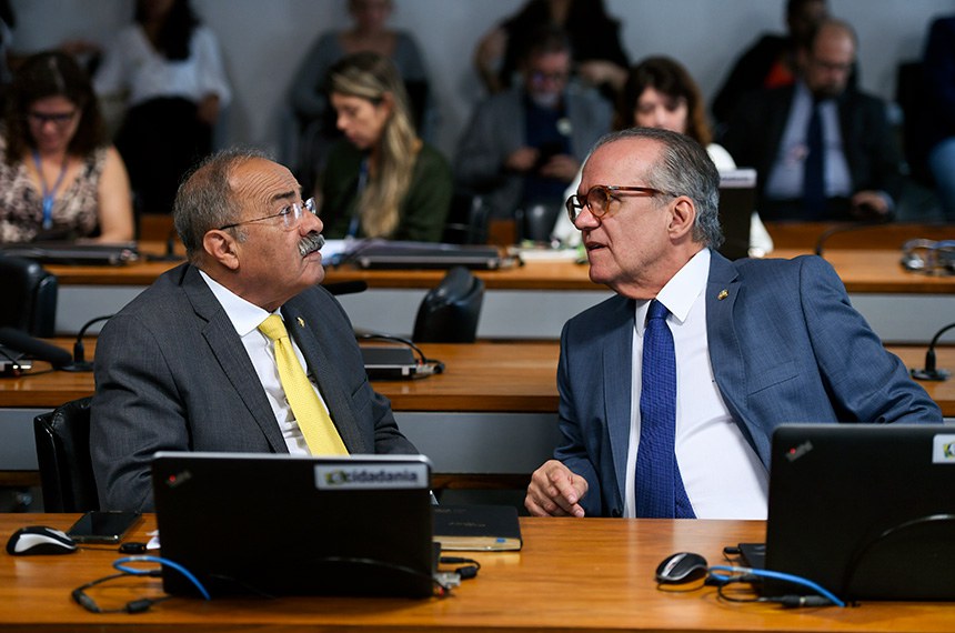 Senadores conversando: 
senador Chico Rodrigues (PSB-RR); 
senador Fernando Dueire (MDB-PE).
