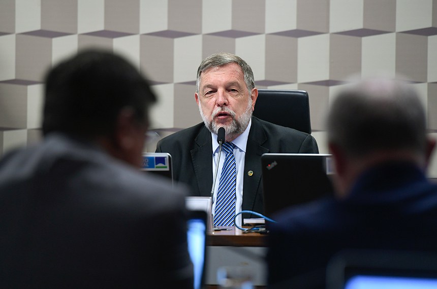 À mesa, presidente da CE, senador Flávio Arns (PSB-PR), conduz reunião.
