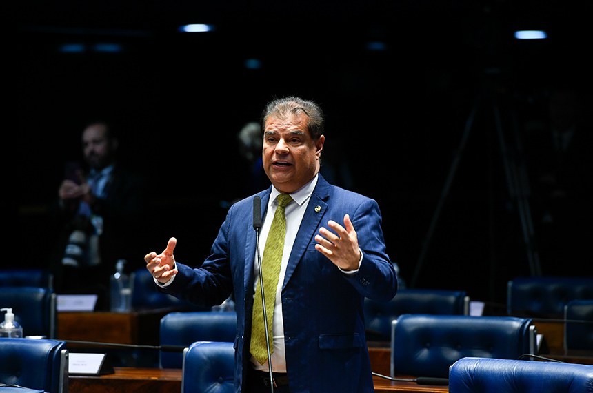 Em pronunciamento, à bancada, senador Nelsinho Trad (PSD-MS).
