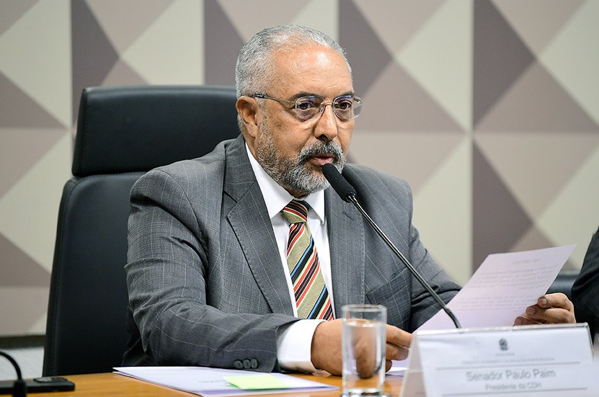 À mesa, presidente da CDH, senador Paulo Paim (PT-RS), conduz reunião.
