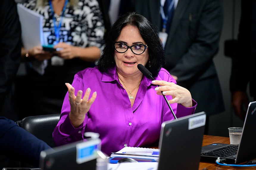 À bancada, em pronunciamento, senadora Damares Alves (Republicanos-DF).
