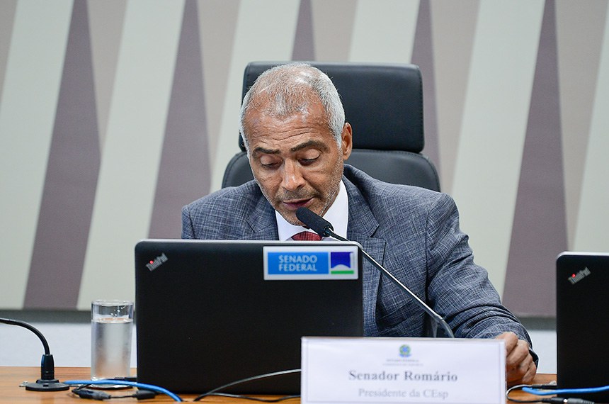 À mesa, presidente da CEsp, senador Romário (PL-RJ), conduz reunião.;