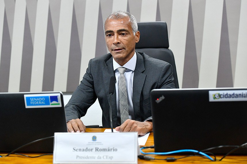 Mesa: 
presidente da CEsp, senador Romário (PL-RJ).