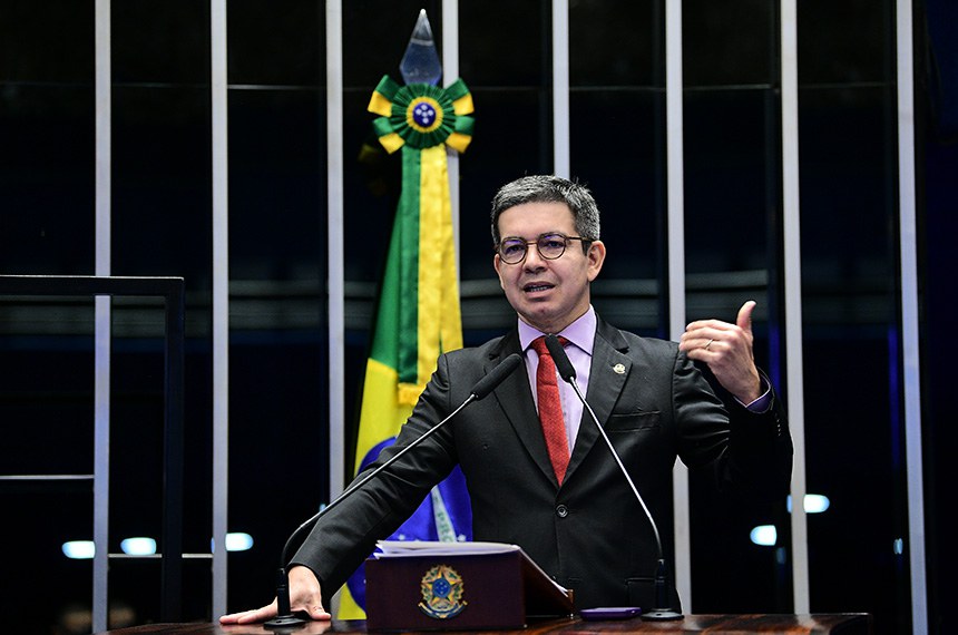 Em discurso, à tribuna, líder do governo no Congresso Nacional, senador Randolfe Rodrigues (sem partido-AP).