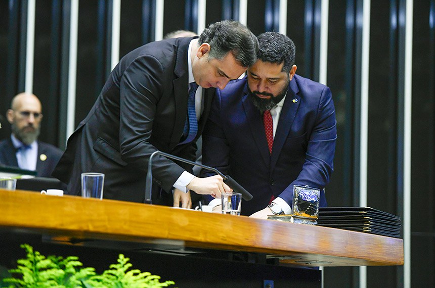 O presidente dos Correios, Fabiano Silva dos Santos convida o presidente do Senado Federal, senador Rodrigo Pacheco (PSD-MG) para fazer a obliteração do selo comemorativo.