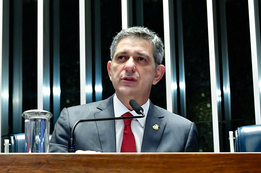 Em pronunciamento, à mesa, primeiro-secretário e presidente da Comissão Curadora dos 200 Anos do Senado Federal, senador Rogério Carvalho (PT-SE).