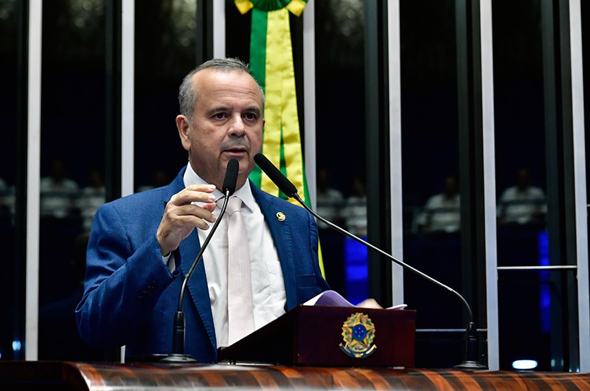 À tribuna, em discurso, senador Rogerio Marinho (PL-RN).