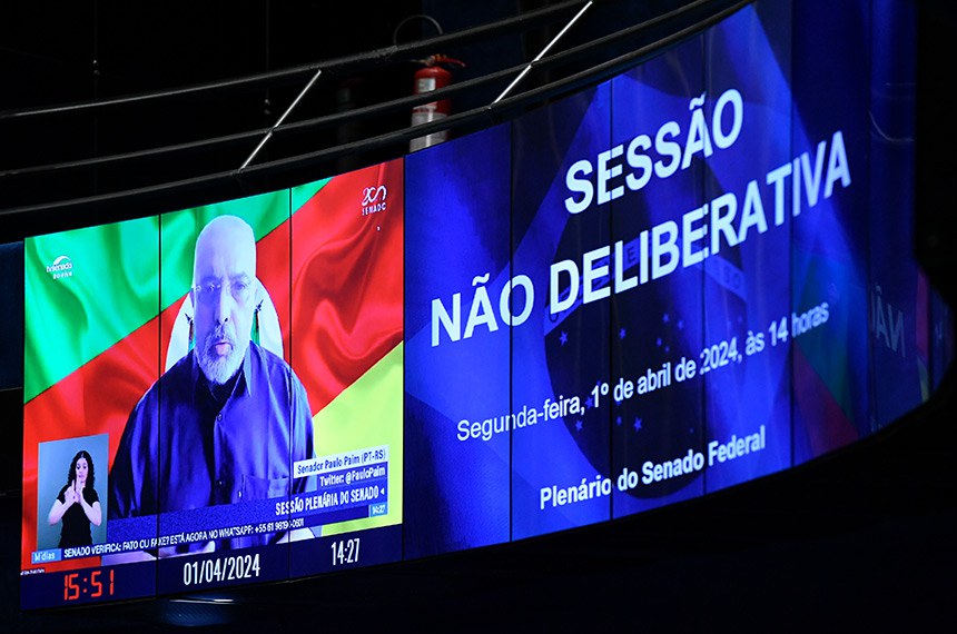 Painel exibe senador Paulo Paim (PT-RS) em pronunciamento via videoconferência.