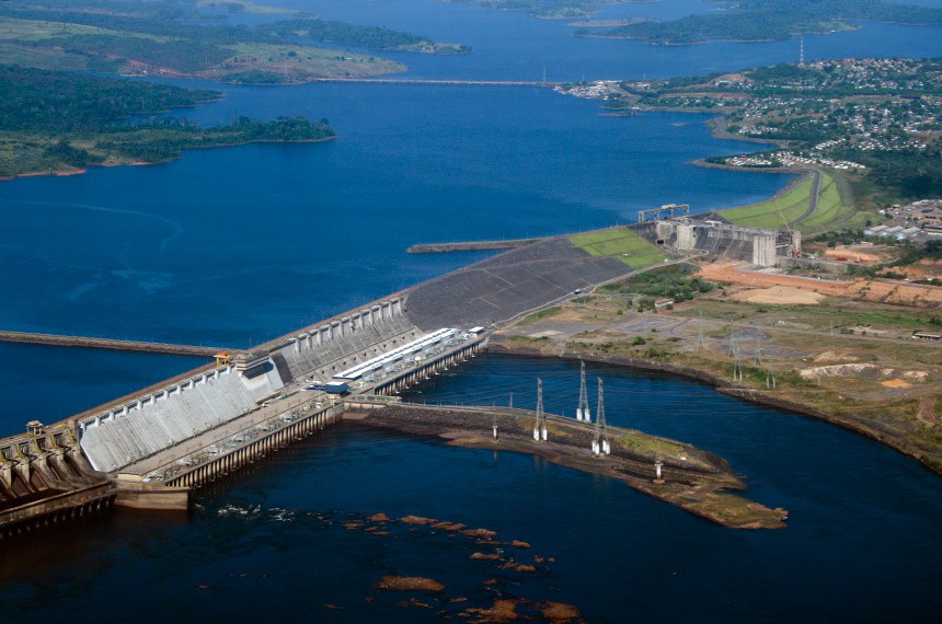 A Usina Hidrelétrica de Tucuruí é uma central hidroelétrica no Rio Tocantins, no município de Tucuruí, no estado do Pará, com uma capacidade geradora instalada de 8.370 MW.