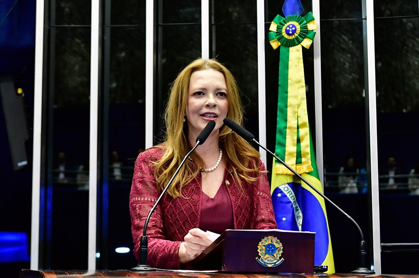 À tribuna, em discurso, senadora empossada Janaína Farias (PT-CE).