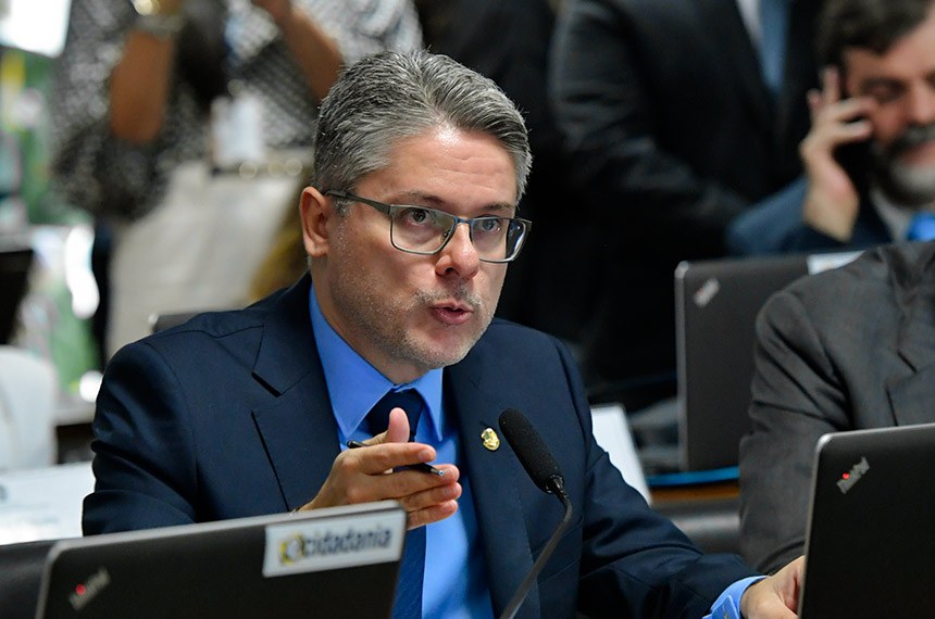 Em pronunciamento, à bancada, senador Alessandro Vieira (MDB-SE).