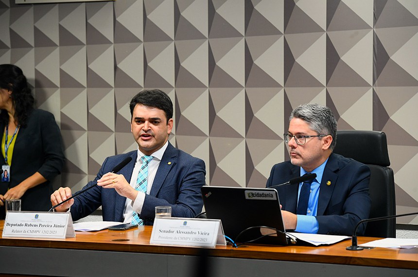 Mesa: 
relator da CMMPV 1.202/2023, deputado Rubens Pereira Júnior (PT-MA), conduz reunião; 
presidente da CMMPV 1.202/2023, senador Alessandro Vieira (MDB-SE).