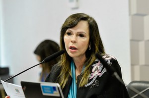 À mesa, em pronunciamento, senadora Professora Dorinha Seabra (União-TO).