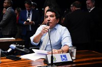 Magno Malta defende PEC sobre drogas e critica afastamento de juízes pelo CNJ