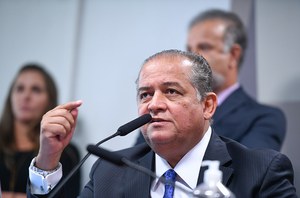 À mesa, em pronunciamento, relator da PEC 10/2023, senador Eduardo Gomes (PL-TO).