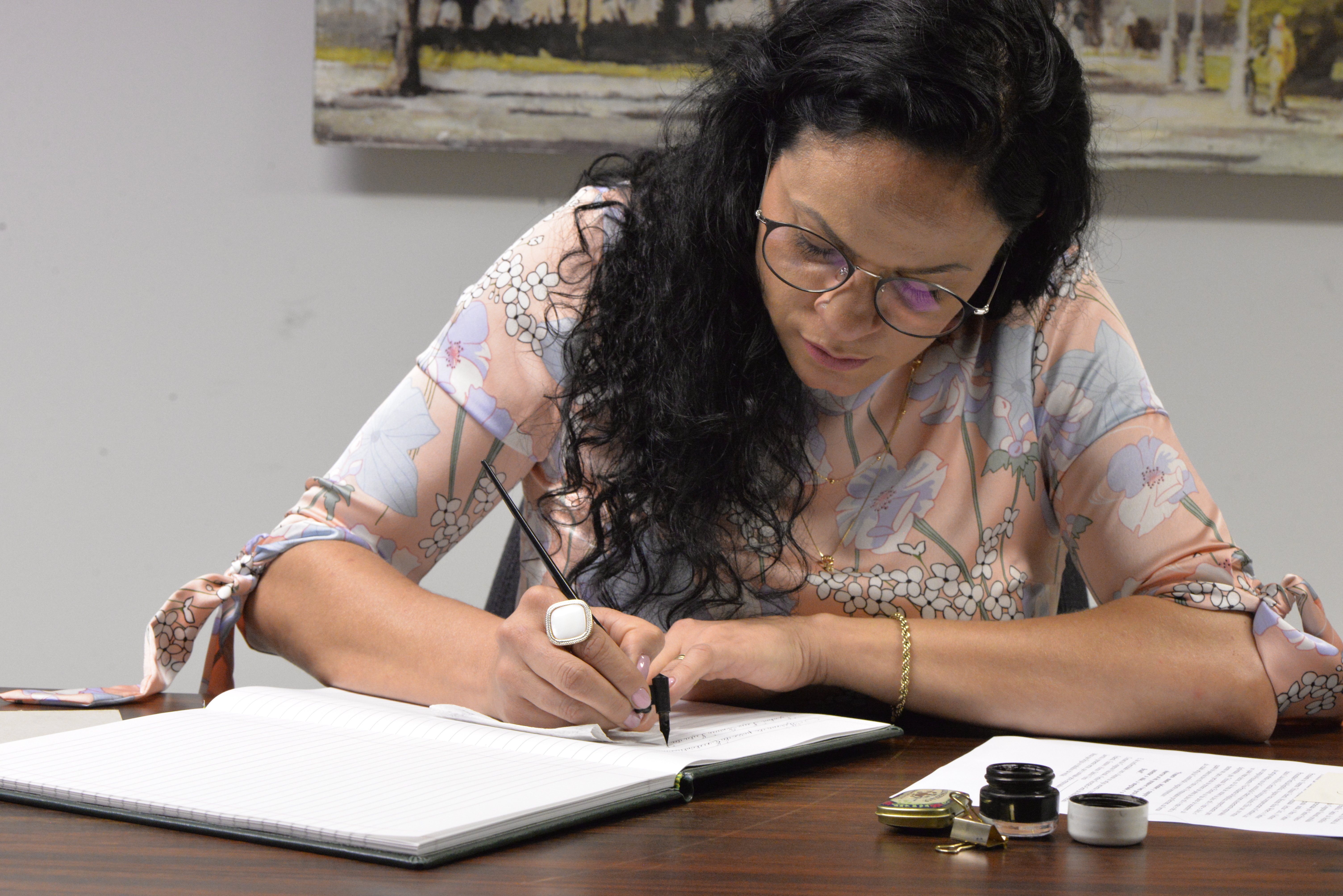 Ana Paula Alves Barros, calígrafa, transcreve o termo de posse presidencial