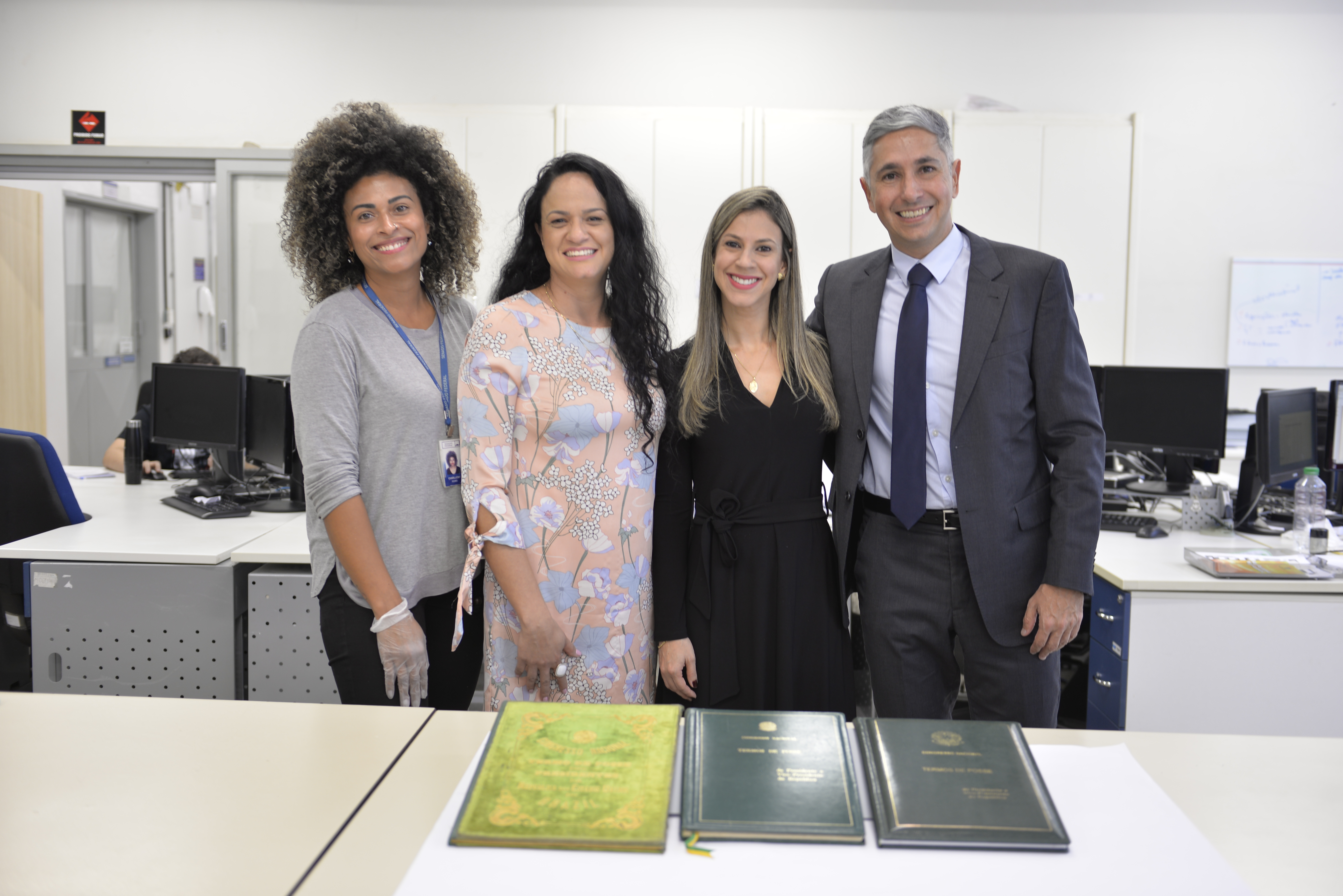 Da esquerda para a direita: Charlleny Fernandes, do serviço de conservação e preservação; Ana Paula Alves Barros, calígrafa; Roberta Lys, diretora da Secretaria Legislativa do Congresso Nacional; Diogo Vieira, coordenador do Arquivo do Senado.