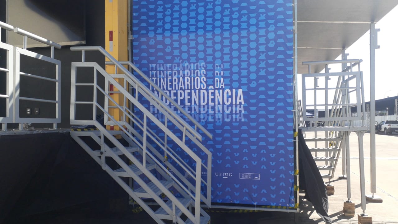 O Caminhão-museu está estacionado na entrada da Feira do Livro de Brasília