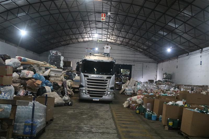 Caminhão com doações da Liga do Bem ao RS chega a depósito da Prefeitura de Canoas