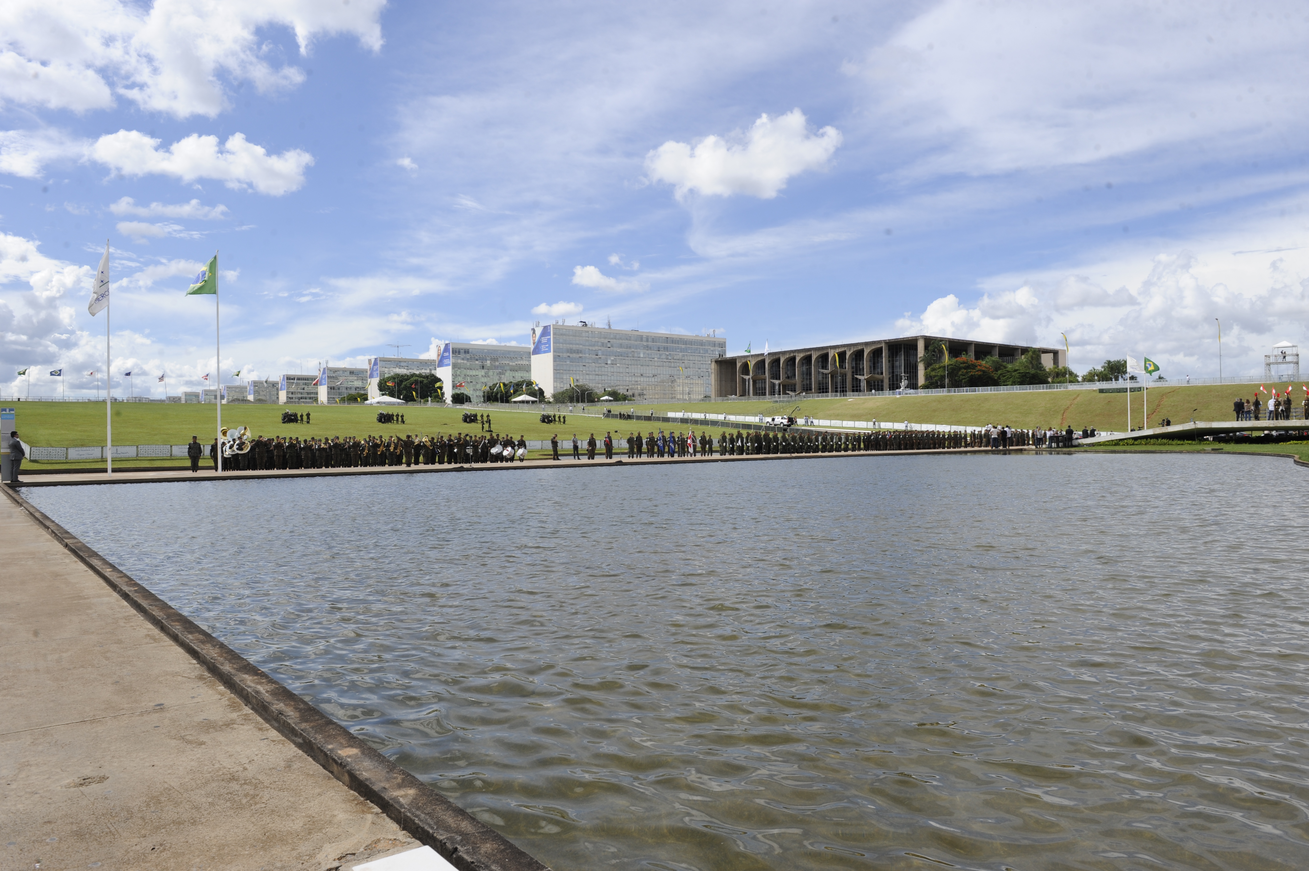 Bandeiras em frente do Palácio do Congresso Nacional (e). Posse Presidencial 2019