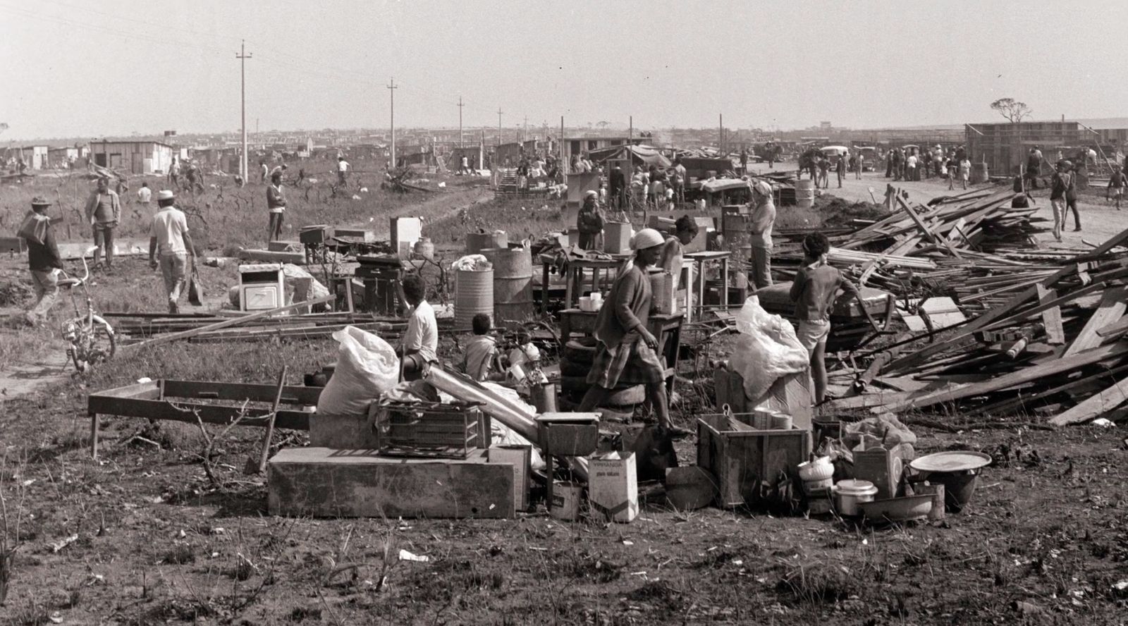 Com a inauguração, operários e suas famílias foram trasnferidos para cidades satélites