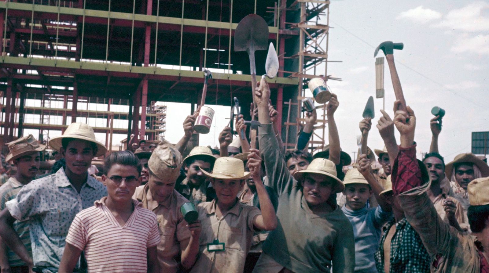 Operários em frente à construção do Palácio do Congresso Nacional.