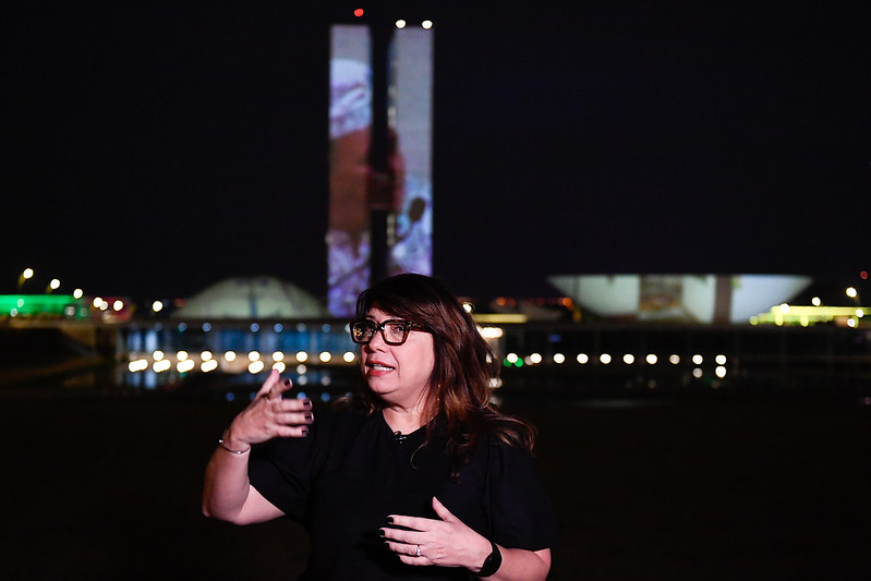 A diretora Susanna Lira concede entrevista em frente ao Congresso Nacional durante projeção "Quando elas se movimentam"