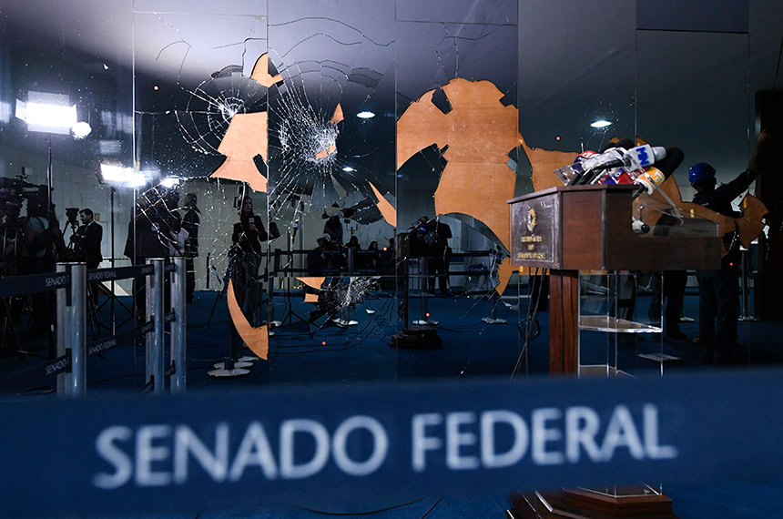 Vidros espelhados no Salão Azul, na entrada da Presidência do Senado