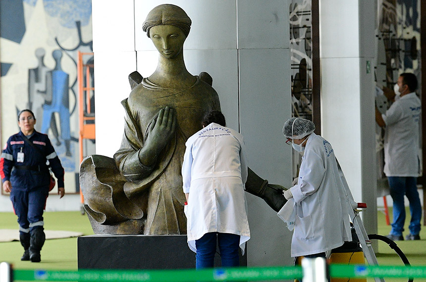Vistoria na obra sem título de Alfredo Ceschiatti (1977), Salão Verde