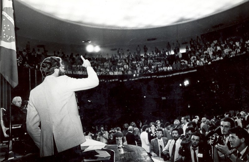 Deputado Dante Oliveira, no plenário da Câmara dos Deputados, defende a aprovação da emenda que levou seu nome, para a realização de eleições diretas. A emenda foi rejeitada.