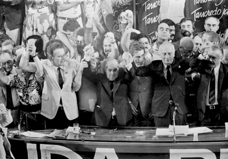 Campanha Diretas Já - TancredoNeves, Ulisses Guimarães e José Sarney, ao centro.