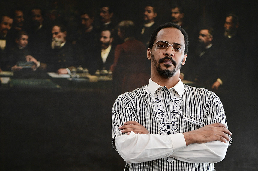 O ator Rocco Pintaga representa Abdias Nascimento no filme que passa a integrar a visita guiada no Congresso Nacional