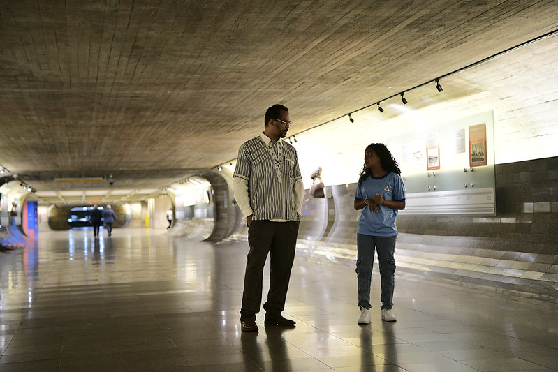 A atriz Sophia Rosa e o ator Rocco Pitanga conversam antes das gravações no Plenário