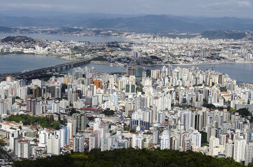 Vista panorâmica de Florianópolis, a partir do Morro da Cruz.