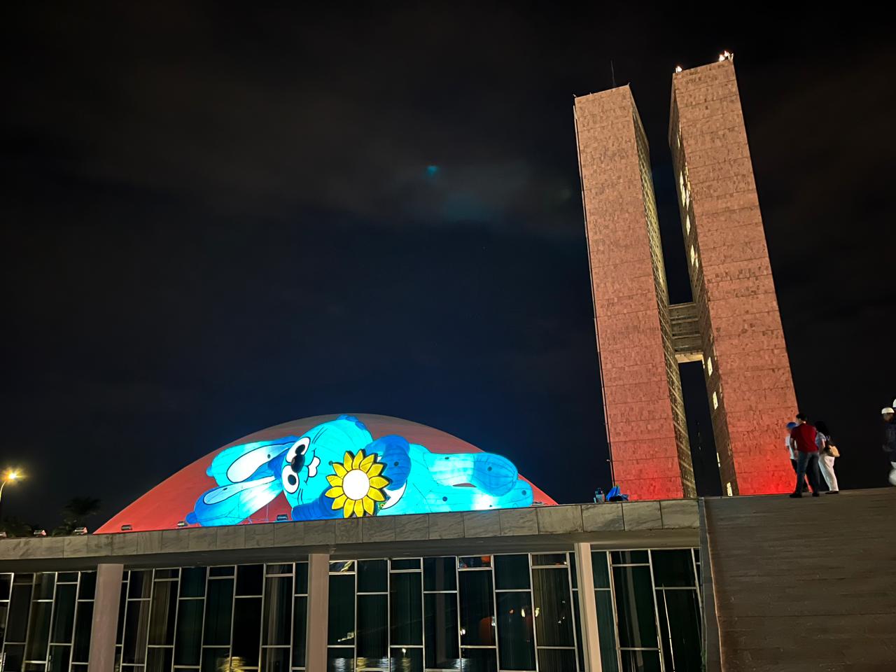 Instalação do Sansão gigante, com 11,5 metros, no Congresso Nacional