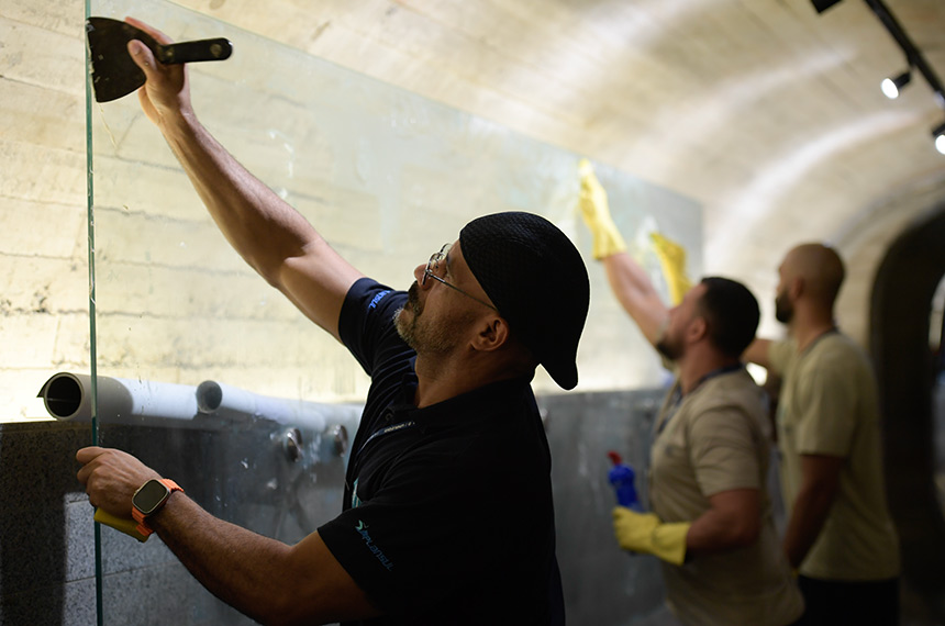 Montagem dos novos painéis do Túnel do Tempo