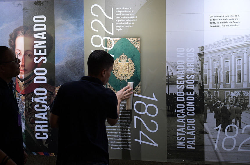 Com uso de recursos tecnológicos, a exposição explora importantes marcos da história do Senado, da política e do país.