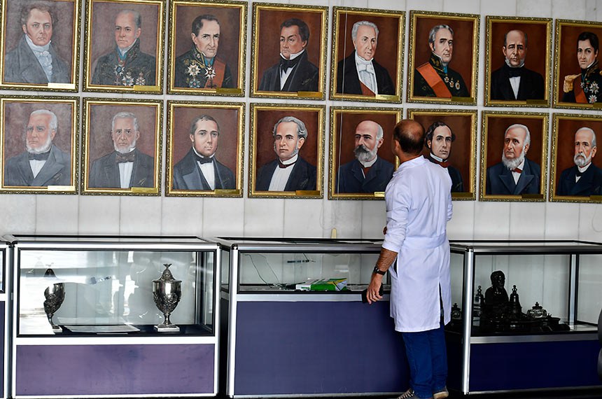 Técnico avalia a galeria de ex-presidentes do Senado, no Salão Nobre, após a invasão do dia 8 de janeiro