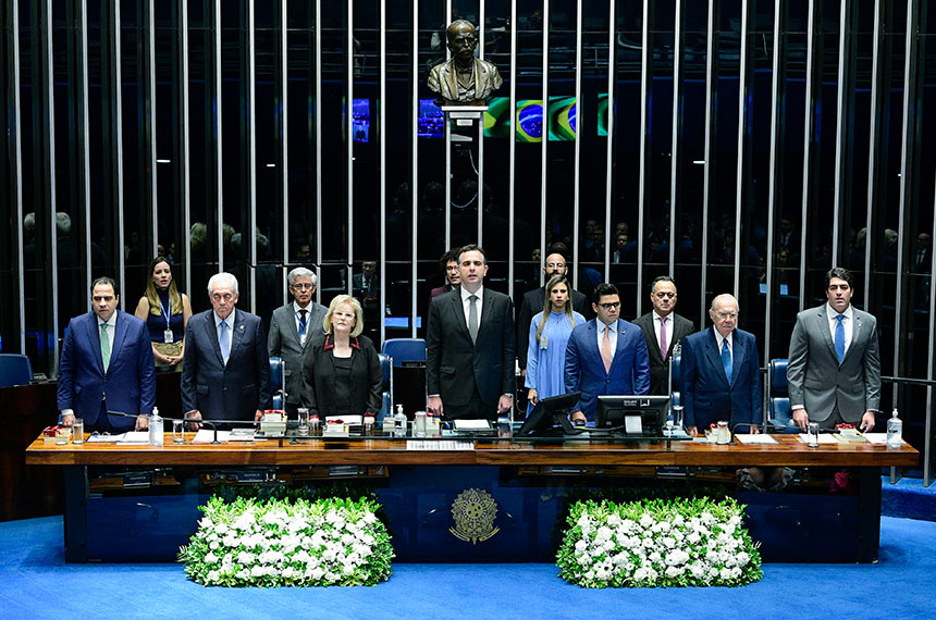 Acima da mesa de honra da sessão solene do Congesso Nacional, o busto de Ruy Barbosa