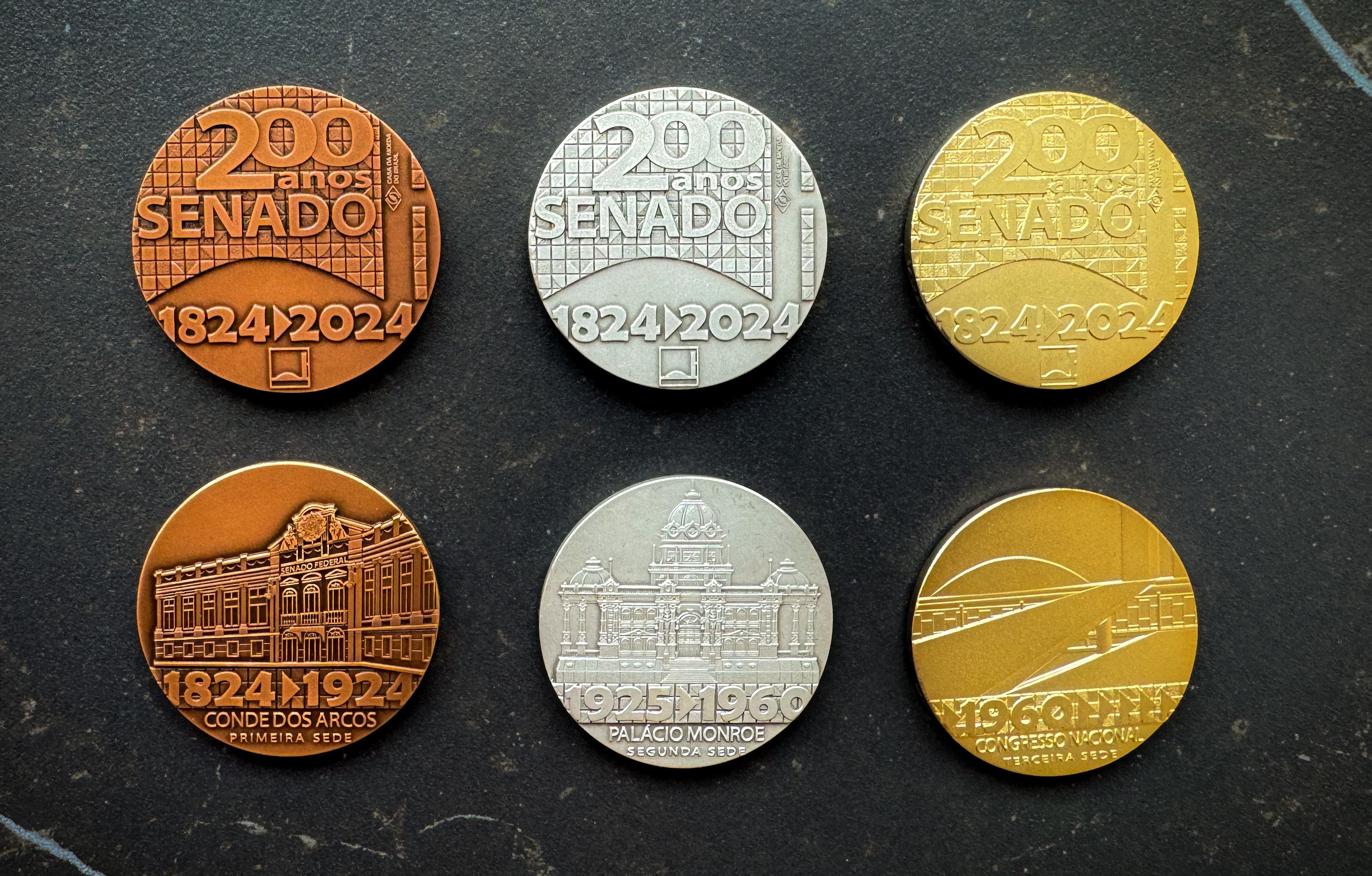 As sedes do Senado Federal estãoe stampadas nas medalhas comemorativas