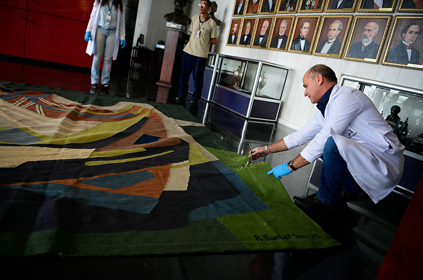 O técnico do Serviço de Conservação e Preservação do Museu (SECPM), Raimundo Nonato Nascimento Soares, mostra os danos causados na Tapeçaria de Burle Marx.