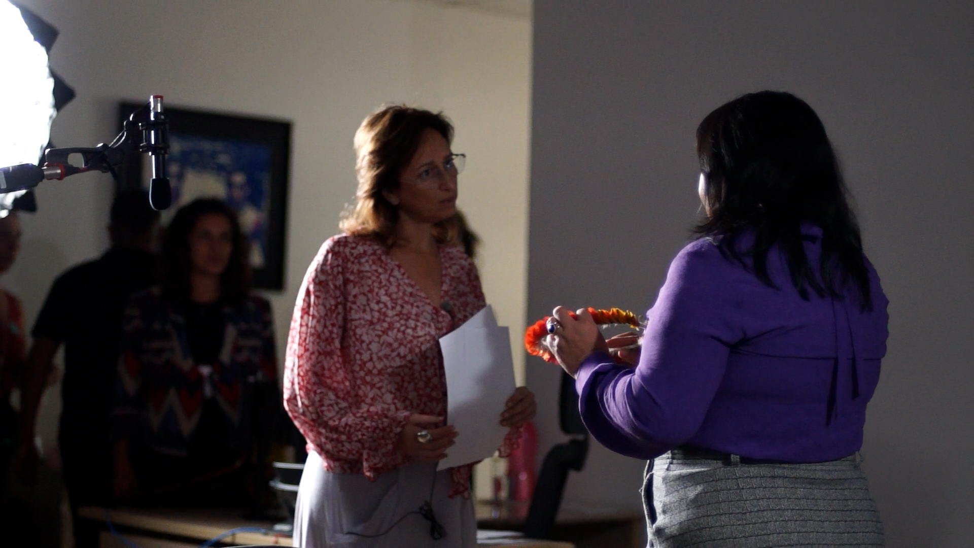 Laís Bodansky e Joênia Wapichana, primeira mulher indígena a exercer a profissão de advogada no Brasil e uma das personagens da série