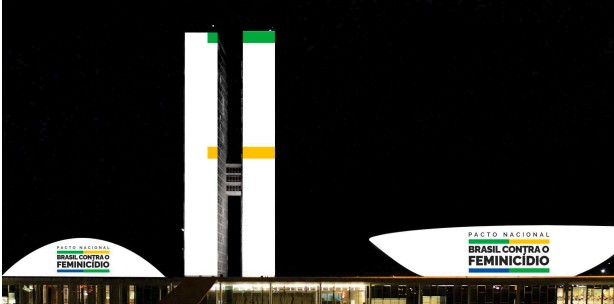 Congresso Nacional recebe projeção de frases em apoio ao Pacto Nacional Brasil contra o Feminicídio