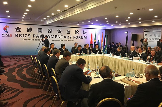 Eunício participa de Fórum Parlamentar do Brics na Rússia