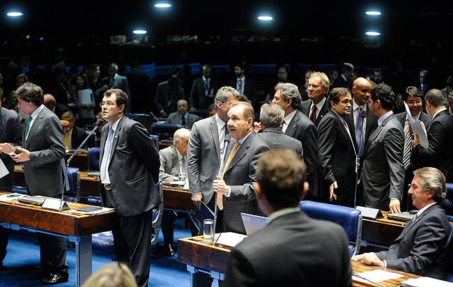 Presidente do Senado, Renan Calheiros (PMDB-AL), comunica em Plenário a aprovação de regras que protegem o consumidor. Foto: Pedro França
