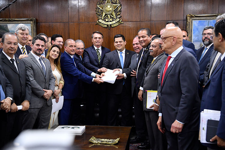 Davi recebe propostas de Bolsonaro para a revisão do pacto federativo. Foto: Marcos Brandão